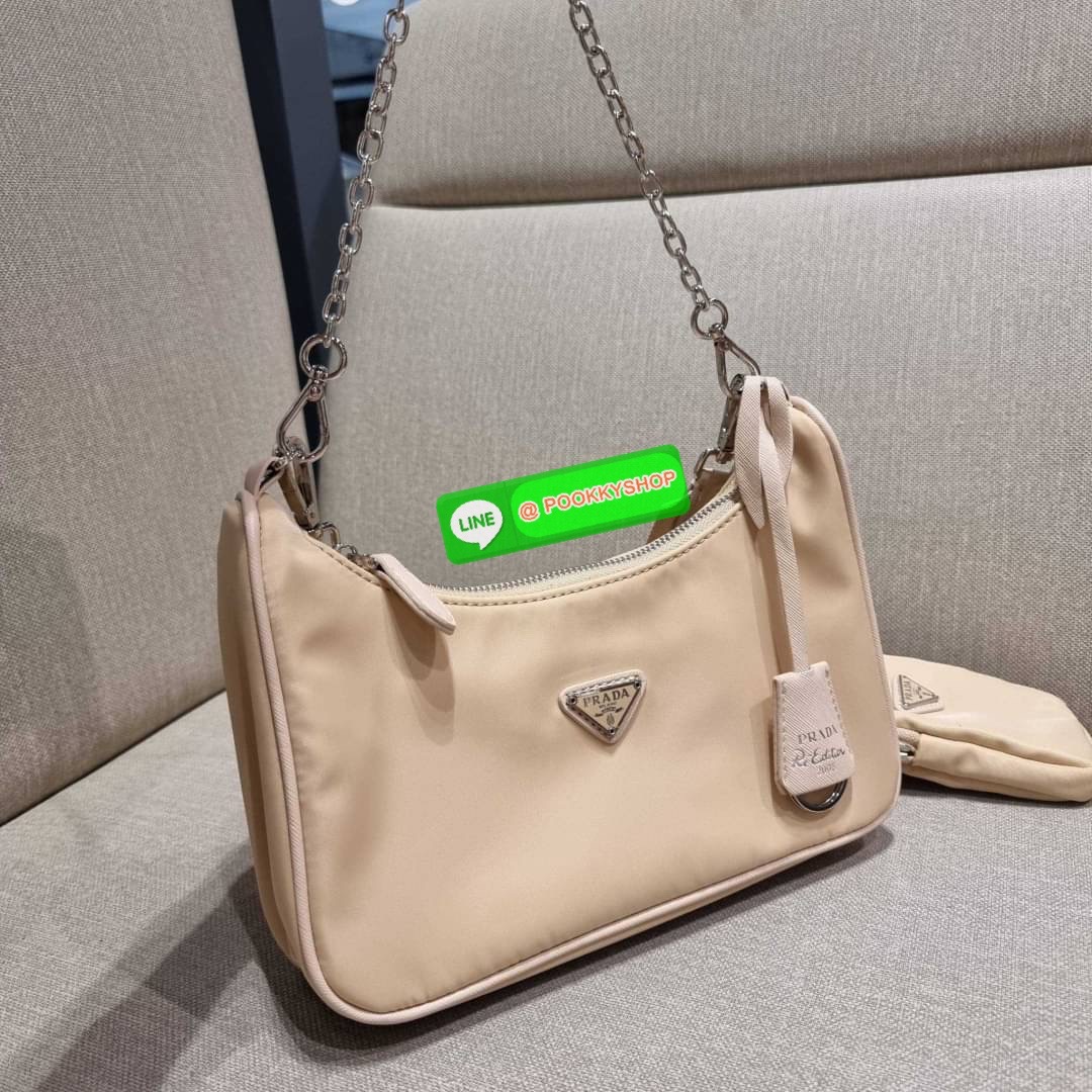 PRADA RE-EDITION 2005 RE-NYLON SHOULDER BAG ไอเท็มสุดปัง ที่ฮิตตลอดกาลไม่ว่าจะปีไหนๆ จัดให้ครบทั้งสีขายดีและสีใหม่ล่าสุด ที่สายคุณหนูห้ามพลาด!! กับกระเป๋าสะพายทรงคลาสสิค เหมาะเป็น everyday bag มากๆ วัสดุผ้าไนล่อนคุณภาพ พร้อมใบลูก ไว้ใส่เหรียญ ใส่กุญแจได้ส
