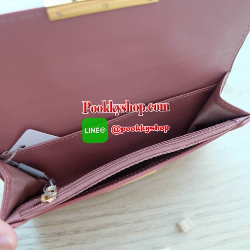 Charles & Keith Push-Lock Long Wallet พร้อมส่งทั้ง 8 สี!! กระเป๋าสตางค์ใบยาว สามารถใช้งานได้ทั้งด้านหน้าและด้านหลัง ด้านหน้าเปิด - ปิดด้วยตัวกดล็อคทั้ง 2 ฝั่งพร้อมกัน ภายในมีช่องซิปและช่องใส่ธนบัตร ด้านหลังเปิด - ปิดด้วยกระดุม ภายในมีช่องใส่บัตรหลายช่องแล