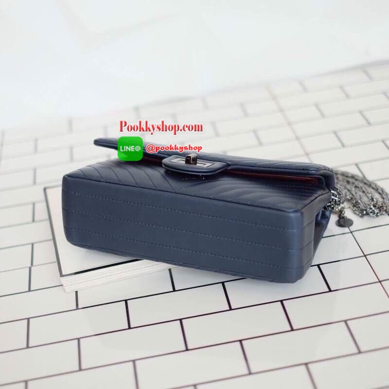 มาเพิ่มตามคำเรียกร้องแล้วค่า 👍 ทรงขายดี สวยมาก ( โซ่รมควันดำ ) คอลเลคชั่นใหม่ใช้ หนัง Microfiber ทนและสวยขึ้น แถมน้ำหนักเบา สะพายสบายไหล่ค่า รอบใหม่มีสีมาเพิ่มด้วยน๊า รุ่นขายดีค่ะ KEEP shoulder chevron chain handbag ( อะไหล่ รมควันดำ ) สวย หรู มาก