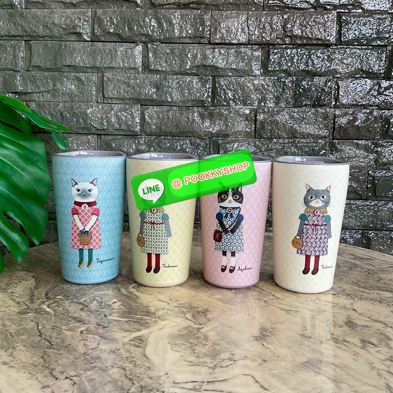 kusuguru Japan Stainless Tumbler Cup แก้วน้ำสแตนเลส ปริมาณสุทธิ 400 ml มาพร้อมกับลายแมวญี่ปุ่นน่ารักๆ แก้วพิมพ์ลาย แมว 2 ด้าน ด้านหน้า และ ด้านหลังแก้วค่ะ เก็บความร้อนเย็นได้ยาวนาน 12 ชม. มีฉนวนกันร้อน/เย็น โครงสร้างคู่สูญญากาศ มีฝาปิด แถบเลื่อนป้องกันน้ำ