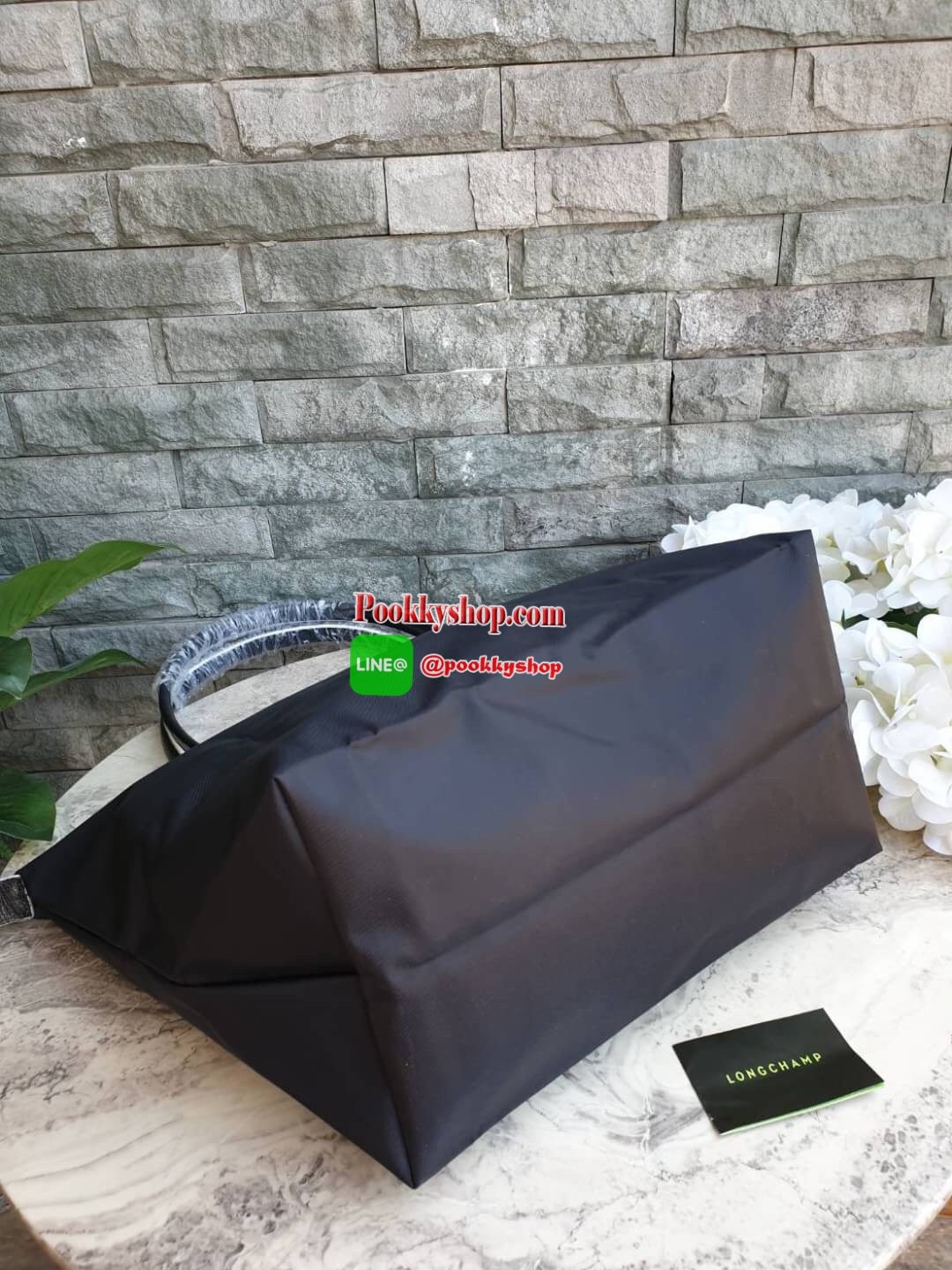 Longchamp Le Pliage Club Tote Bag Size L หูยาว วัสดุเนื้อผ้า Nylon Canvas เคลือบกันนำ้ ตัดด้วยหนังแท้ที่มีน้ำหนักเบา ดีไซน์เรียบง่ายแต่เต็มไปด้วยความคลาสสิก จนเป็นที่ชื่นชอบไปทั่วโลก Longchamp ปรับโฉม LE PLIAGE ด้วยการปักลายรูปม้า-ตราสัญลักษณ์ของแบรนด์บนผ