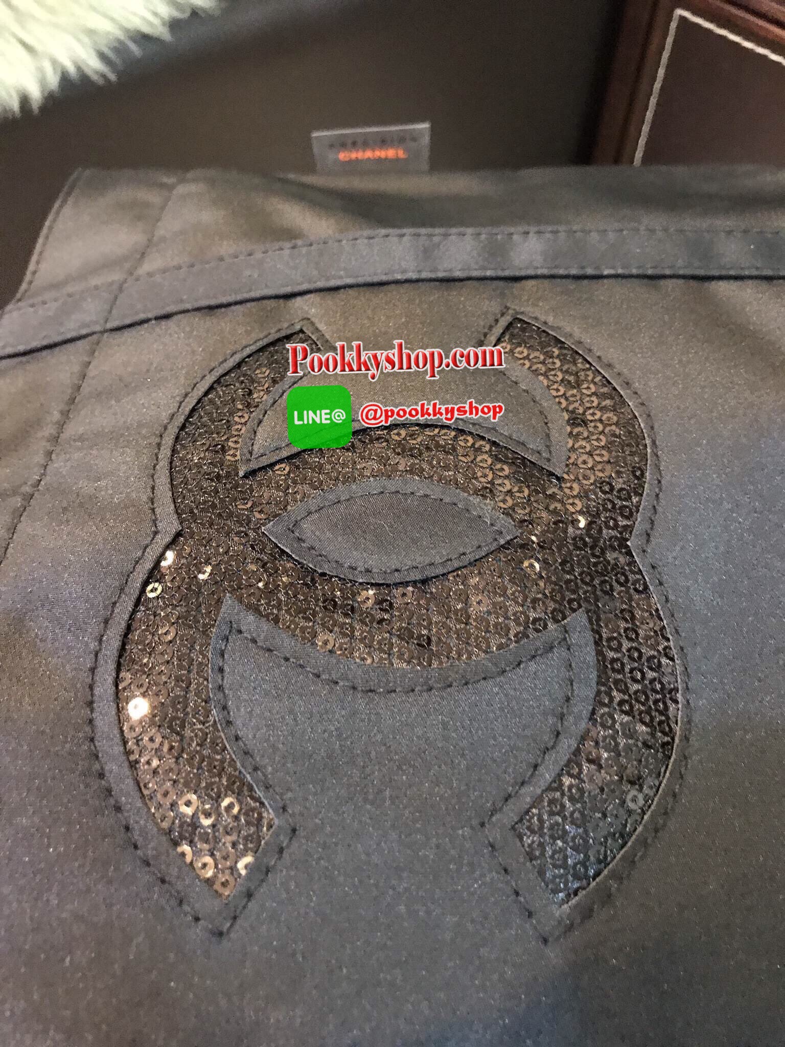 Must Have! Chanel Satin Shopping Bag กระเป๋าสะพายทรง ShoppingBag พรีเมี่ยมกิ้ฟ Limited Edition ของแท้นำเข้าจาก Chanel Perfume Counter ใบใหญ่วัสดุ SATIN ประดับคริสตัลสีดำโลโก้ CC สุดคลาสสิค ซับใน Polyester 100% เปิดปิดด้วยกระดุมแม่เหล็ก น้ำหนักเบา จุสุดๆ ส