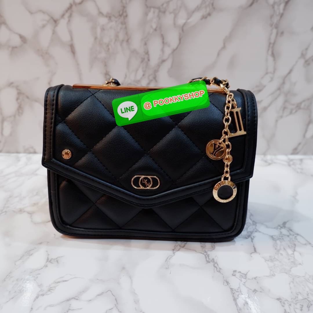 LYN กระเป๋าสะพายข้างรุ่นใหม่ อะไหล่สีทอง หนังนิ่ม ปักลายตาราง ด้านหน้าแต่งด้วยโลโก้แบรนด์ สายกระเป๋าเป็นโซ่สลับหนัง น้ำหนักเบา ด้านในสามารถใส่กระเป๋าตัง โทรศัพท์มือถือ เพาเวอร์แบงค์ มีช่องใส่ของขนาดเล็ก