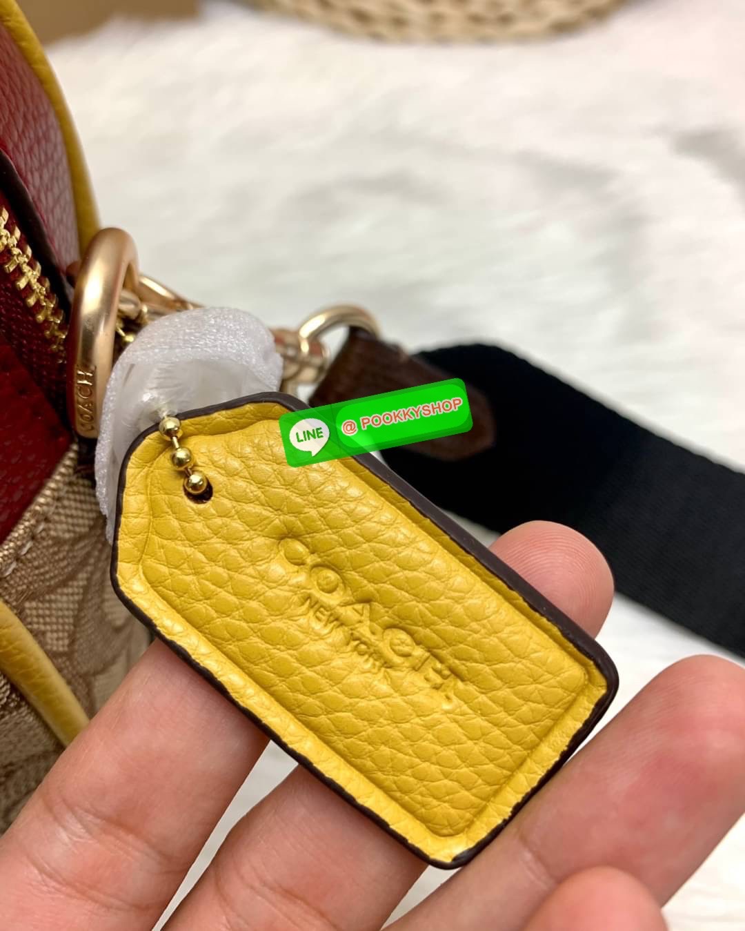 New arrival! 🌈รุ่นใหม่ห้ามพลาดค่ะ! Coach Dempsey Camera Bag In Signature Jacquard With Stripe And Coach Patch ((1912)) พร้อมส่งที่ไทย! กระเป๋าสะพายครอสบอดี้ร์กรือสะพายข้างได้ วัสดุJacquard+หนังแท้ สวยงามมากๆค่ะ ด้านหน้ามีป้ายวงกลมหนังโลโก้แบรนด์ เ