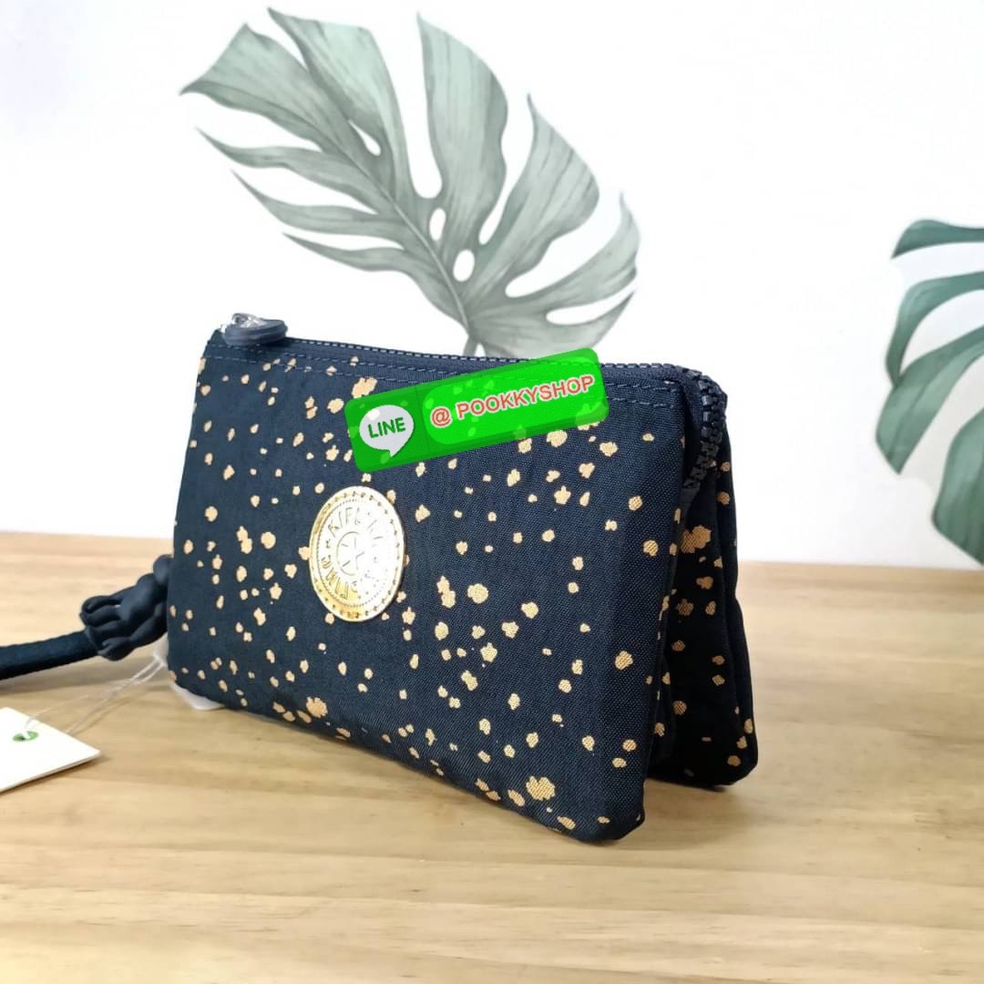Kipling Creativity Large Pouch วัสดุ Nylon 100% กระเป๋าคล้องมือขนาดพอเหมาะ 7.25 นิ้ว พกพาสะดวก เปิด-ปิดด้วยซิปเดียวใช้งานง่าย ด้านในมีช่องกว้าง 2 ช่องและช่องซิปเล็กตรงกลางอีก 1ช่อง ใช้งานได้สะดวก สามารถใส่มือถือ 7.5 นิ้วได้ กุญแจรถ ธนบัตรได้ ล็อตนี้มาพร้อ