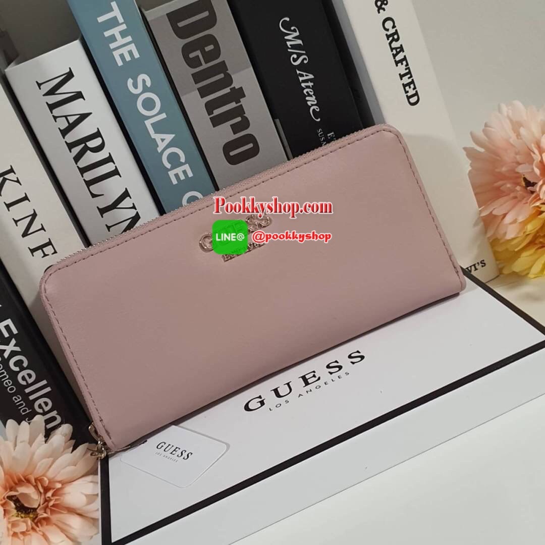 GUESS WOMEN'S WALLET กระเป๋าตังค์แบบซิปรอบ หนังลาย SAFFIANO ประดับโลโก้แบรนด์ด้านบน ด้านในมีซิปกลาง ไว้ใส่เหรียญ มีช่องใส่บัตรหลายช่อง ช่องใส่ธนบัตรมี2ช่องใหญ่ น้ำหนักเบา อุปกรณ์ครบ ห้ามพลาดค่า!