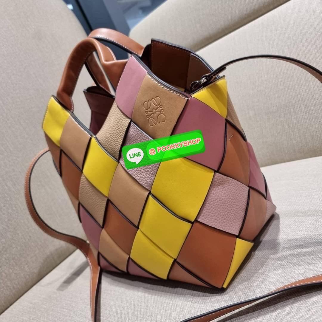 LOEWE SURPLUS LEATHER WOVEN BASKET BAG IN CLASSIC CALFSKIN ใหม่ล่าสุดและสวยที่สุด กระเป๋าสะพานที่ถักทอด้วยความปราณีต โดดเด่นด้วยสีที่จับมาคอนทราสได้ลงตัว ใบใหญ่จุได้แบบเน้นๆ วัสดุหนังวัวแท้เต็มใบ หรูเลิศ ปากกระเป๋ามีสายหนังสำหรับผูกรวบปากกระเป๋า ภายในโล่ง