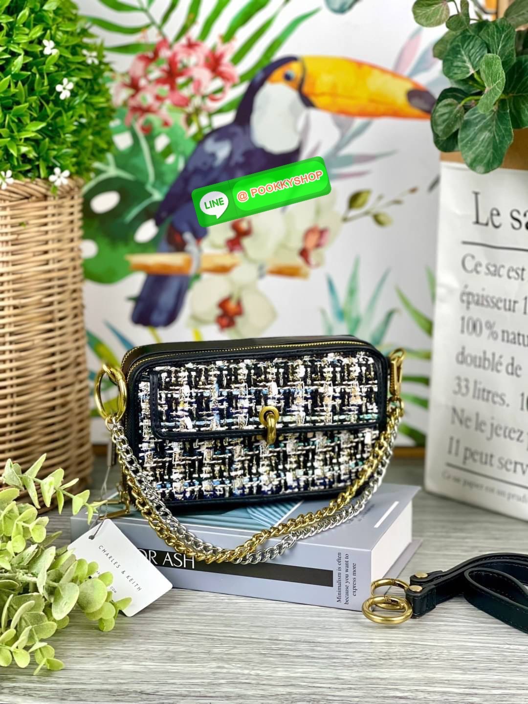 Charles & Keith Tweed Boxy Crossbody Bag กระเป๋าดีไซน์ทรงกล่องแต่ลายผ้าทวิต(สีชมพู,ดำ) ใส่ iPhone 12 Pro Max ได้ ใช้เป็นกระเป๋าเงินและกระเป๋าสะพายในใบเดียว รุ่นนี้วางอยู่ทรง สามารถใช้งานได้ 3 แบบ 1.สายโซ่ 2.สายหนัง 3.สายโซ่ต่อสายหนังสะพายแบบครอสบอดี้ สีสว