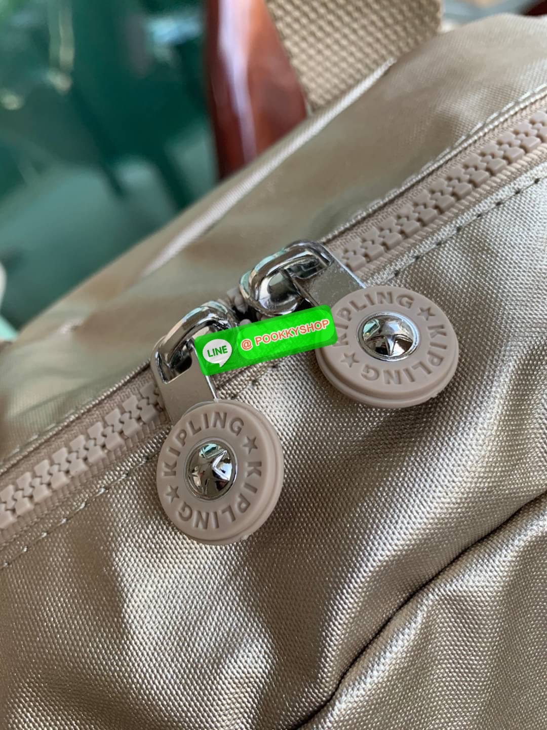 Kipling Defea Women’s Satchel กระเป๋าถือหรือสะพายขนาดกำลังดีวัสดุ100% Polyamide ที่มีช่องใส่ของแยกเป็นสัดส่วนทั้งด้านในและนอก มีสายสะพายถอดและปรับความยาวได้ฟรีไซส์ มีช่องซิปแยกย่อยทำให้จัดของได้เป็นสัดส่วน มาพร้อมพวงกุญแจลิงทรงสวยตั้งอยู่ทรง รุ่นใหม่ชนช้อ