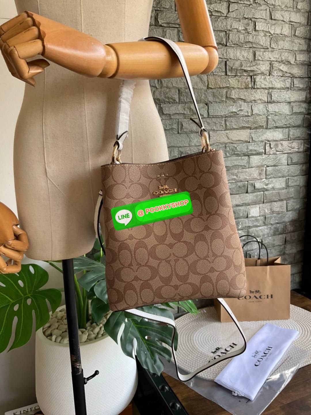 COACH SMALL TOWN BUCKET BAG IN SIGNATURE CANVAS รุ่น 2312 Collection บักเก็ตคลาสสิค รุ่นยอดนิยม กำลังมาแรงมากๆ กระเป๋าสะพายไหล่ และ Cross Body วัสดุหนังแคนวาสอย่างดี มาพร้อมสายสะพายสะพายไหล่ถอดออกไม่ได้ / สายสะพายยาว สายถอดออกได้ มี 3 ช่องใช้งาน