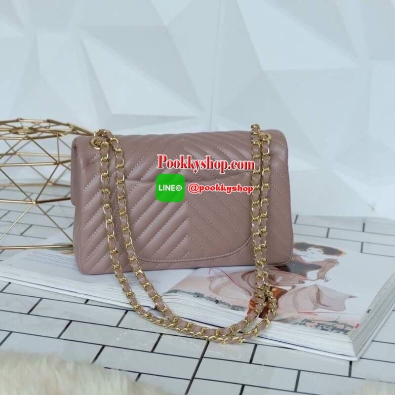 มาเพิ่มละค่า งาน Best Seller พร้อมสีใหม่สวยๆ มาให้เลือกเพิ่มอีก 2 สี !! KEEP รุ่น shoulder chevron chain handbag สวย หรู มากๆ เลยน๊า กระเป๋าอยู่ทรง หนังตัวใหม่ Microfiber สวย ทนกว่าเดิม ตัวกระเป๋าเย็บประณีต สายโซ่ปรับ สั้น ยาวได้คะ ภายในสีแดง มีช่องใส่ของ