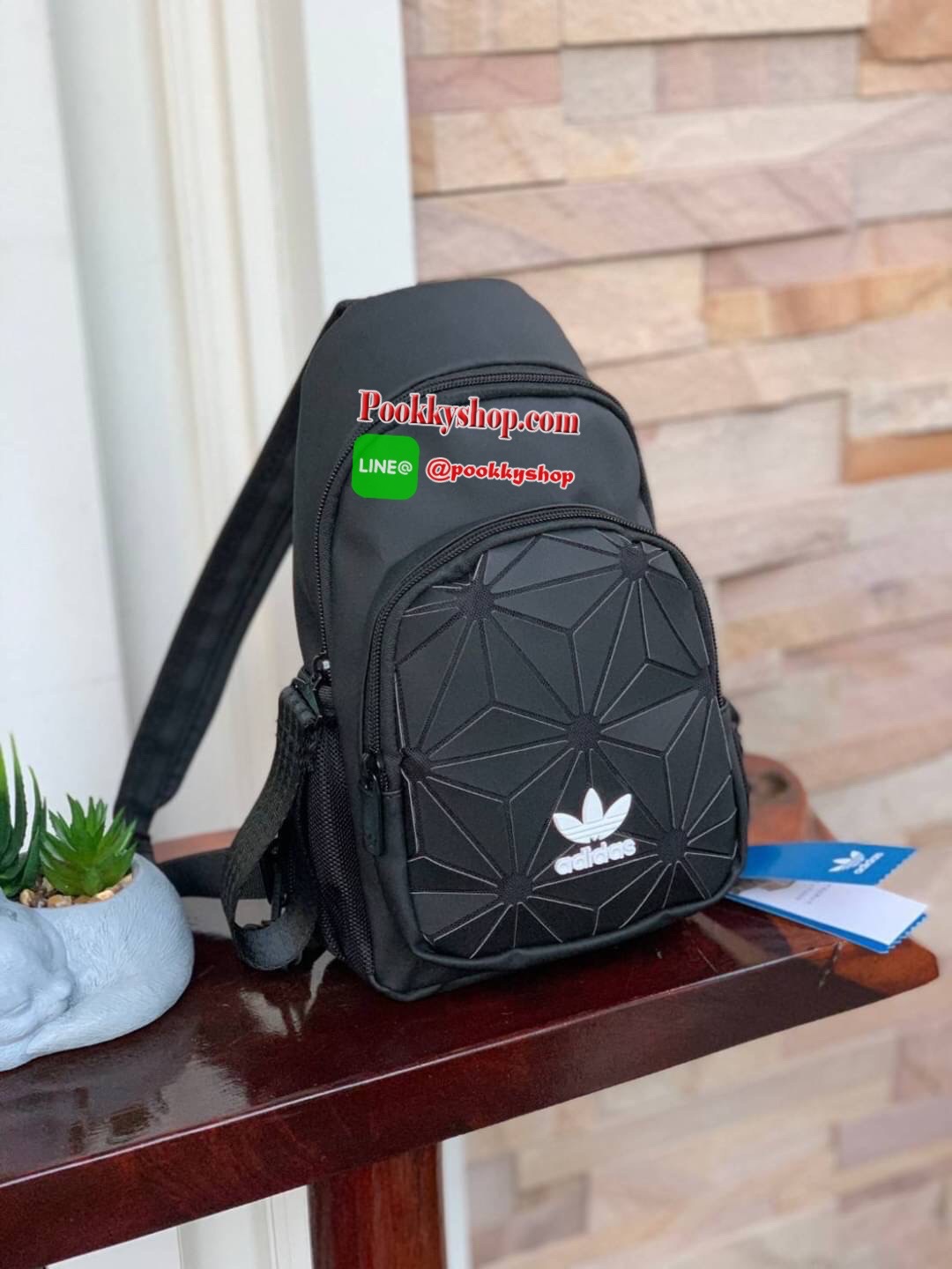 Adidas 3D Expect Originals Bag กระเป๋าสะพายคาดอก ขนาดกลาง ด้านหน้าแต่งดีเทลแบบ3D ในมีช่องแยกใส่มินิไอแพค หรือกระเป๋าสตางค์ทรงยาว มีสายสะพายที่ทันสมัยเป็นสายซิป เพราะนอกจากจะเป็นเป้สะพายแล้ว ยังสามารถนำมาสะพายไหล่ได้ มาในแบบลุคช์สไตล์ลำลองเพื่อให้คุณใช้งาน