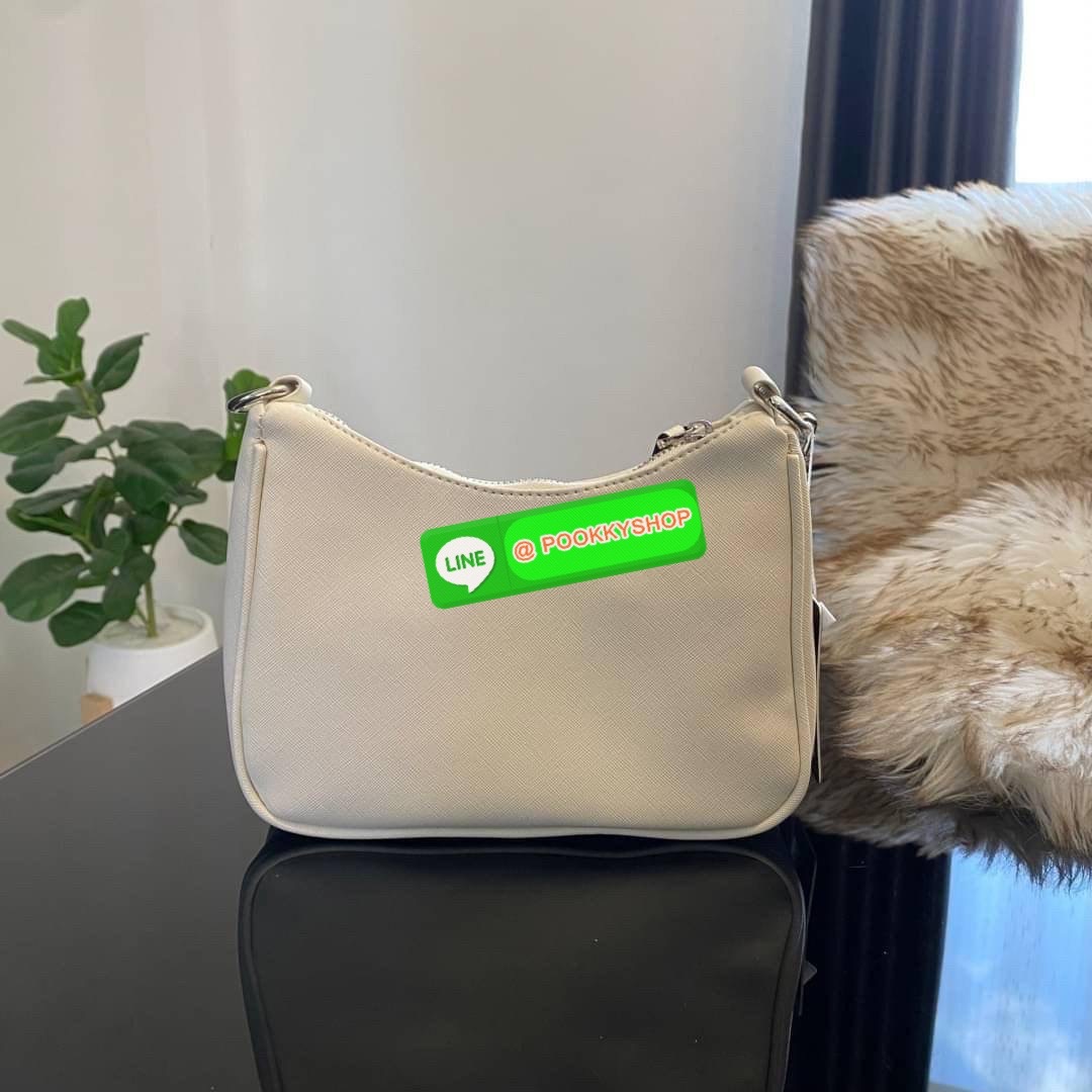 รุ่นใหม่ล่าสุด GUESS SHOULDER BAG ซื้อ1ได้ถึง2ไอเท็ม กระเป๋าพอชรูปทรงสวย เปิด-ปิดด้วยซิปด้านในโล่งกว้างมีช่องซิปใส่ของจุกจิก เพิ่มความน่ารักด้วย กระเป๋าใส่เหรียญใบเล็กทรงกลม เฝสามารถถอดใช้แยกได้ มาพร้อมสายโซ่สะพายไหล่ และสายสะพายยาวสามารถปรับระดับได้ฟรีไซ