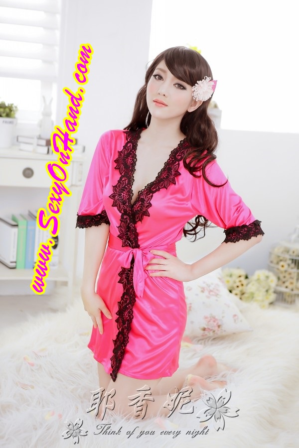 ชุดคลุม เซ็กซี่ ชุดนอน ผ้าไหมเทียม ชุดคลุมอาบน้ำ คลุมเซ็กซี่ สีชมพู ช็อคกิ้งพิ้งค์ สีสวย แอบเปรี้ยว เล่นขอบลูกไม้สีดำ หรูมาก พร้อมสายผูก +จีสตริง