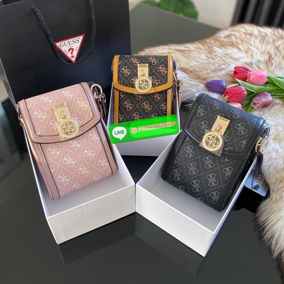 Guess กระเป๋าใส่โทรศัพท์ สวยมากกกก ทรงดีสุดๆ เป็นทรงกล่องทรงสวยที่ตามหากันม๊าก มาก มาพร้อมกล่องครบเซ็ต ด้านหน้าแต่งโลโก้แบรนด์ เปิด-ปิดด้วยกระดุมแม่เหล็ก มีสายยาวเป็นสายหนังปรับระดับได้มากถึง 7ระดับ