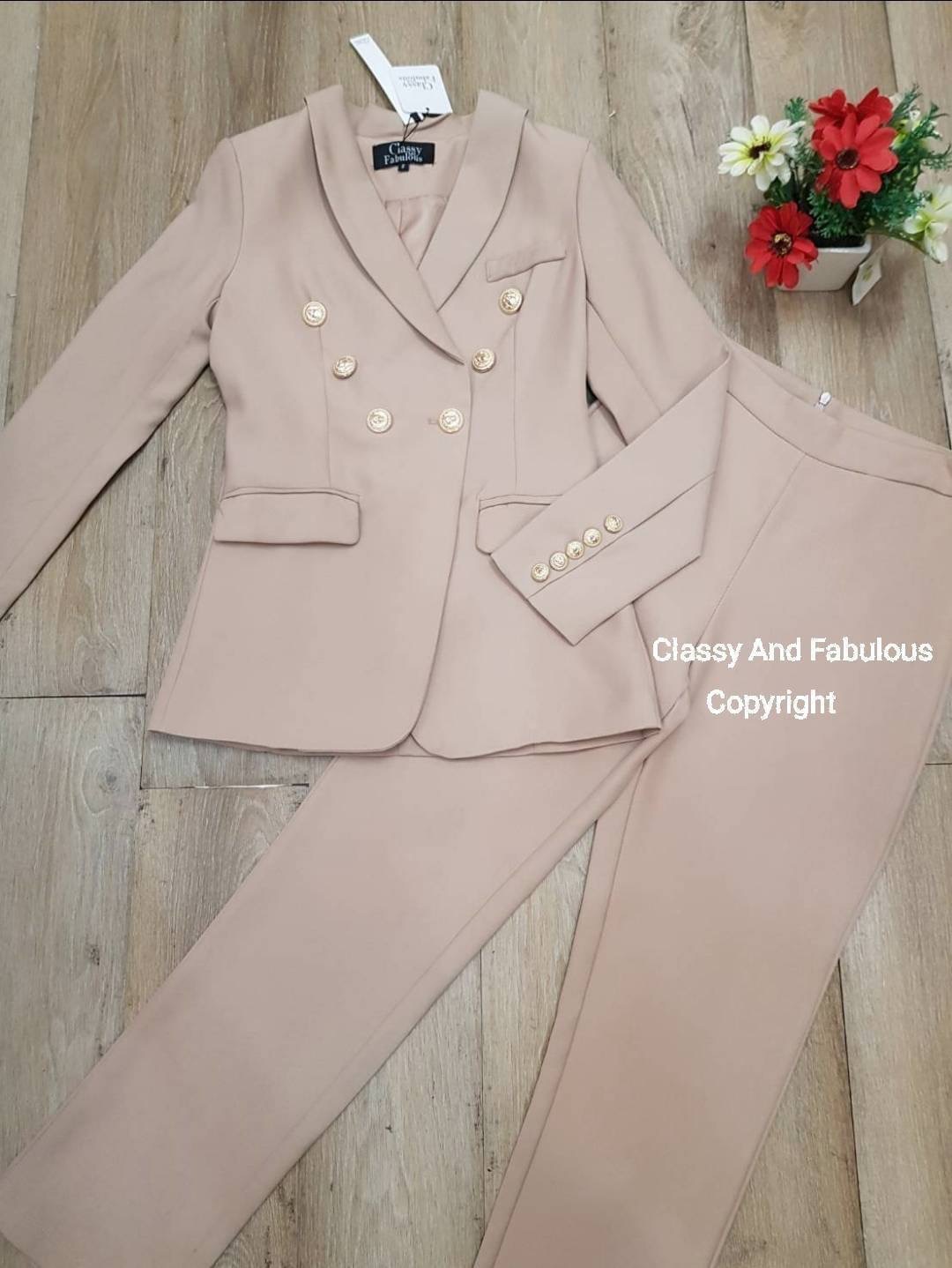เสื้อสูท กางเกงขายาว เสื้อคอสูท ผ้าเรียบกระดุมทอง6เม็ด ปลายแขนก็ติดกระดุมเรียงมีกระเป๋าล้วงได้จิง ทั้ง2ข้าง มาพร้อมกางเกงขายาว ซิปหลัง เนื้อผ้าดีฝุดๆ ใส่แล้วหรูแบบเซเลบ มีความเกร๋ใส่ทำงานก็ได้ หรือใส่ได้ทุกโอกาส สาวๆต้องมีไว้นะคะเพราะผ้าเราดีจริงๆมากไม่ผิ