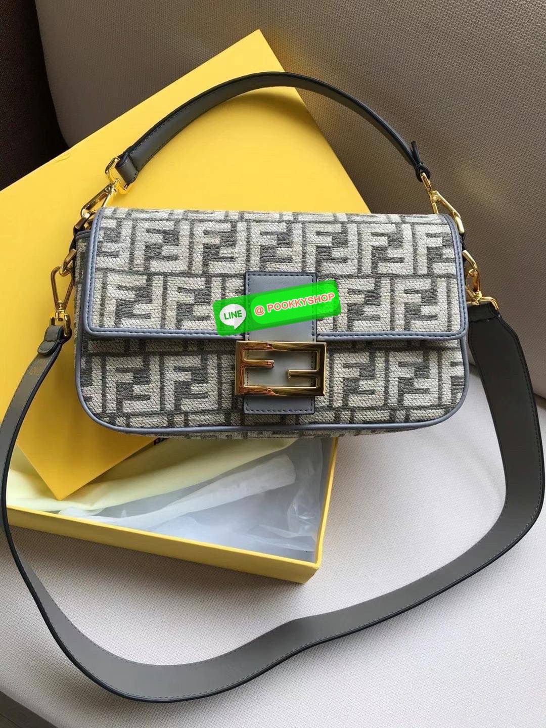 New Arrivals!!! Fendi Baguette Dark Gray FF Tapestry Fabric Bag กระเป๋าทรง Baguette ขนาดกลาง วัสดุผ้าเซนิล พร้อมลวดลาย FF สีเทาเข้ม ปิดท้ายด้วยรายละเอียดหนังแบบทูโทนและประดับด้วยตัวล็อค FF โดดเด่นด้วยฝาปิดด้านหน้าตัวล็อคแม่เหล็กช่องด้านในบุด้วยผ้าหนังกลับ