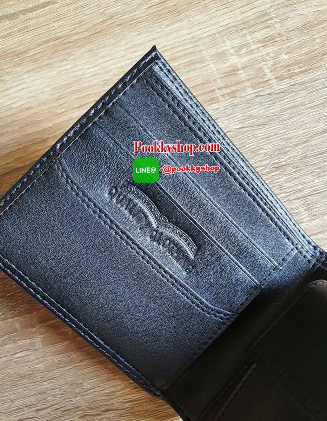 LEVI'S WALLET กระเป๋าสตางค์ทรงสั้นสำหรับคุณผู้ชาย แบบพับสองตอน วัสดุหนังคุณภาพดี ด้านหน้าปั้มโลโก้แบรนด์ ภายในมีช่องใส่ธนบัตรแยกเป็นสัดส่วน ตัวจริงสวยน่าใช้มากค่า