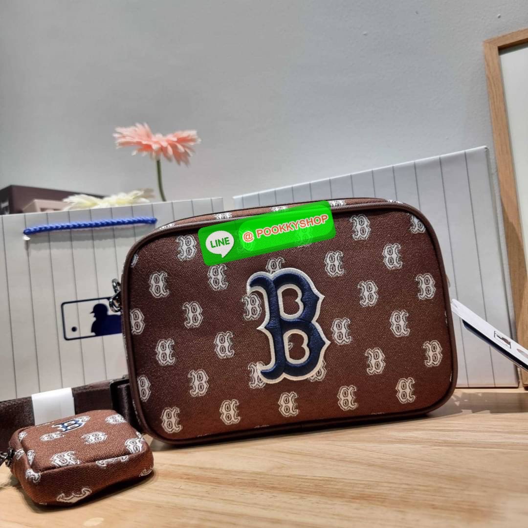 MLB JACQUARD MONOGRAM CROSSBODY BAG ฉุดไม่อยู่ ดาเมจแรงมาก!! กับกระเป๋าครอสบอดี้ ที่สายเกาต้องมี!! ดีไซน์ลวดลายโมโนแกรมเอกลักษณ์ ลงบนผ้า jacquard ได้อย่างลงตัวและสวยงาม เปิด-ปิดด้วยซิป ภายในโล่งกว้าง จุของสบายๆ มาพร้อมใบลูก และสายสะพายข้าง ให้ความคล่องตัว