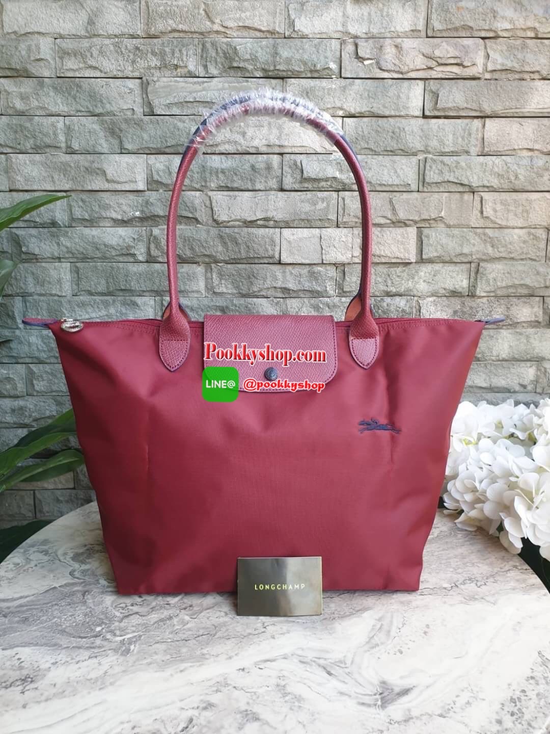 Longchamp Le Pliage Club Tote Bag Size L หูยาว วัสดุเนื้อผ้า Nylon Canvas เคลือบกันนำ้ ตัดด้วยหนังแท้ที่มีน้ำหนักเบา ดีไซน์เรียบง่ายแต่เต็มไปด้วยความคลาสสิก จนเป็นที่ชื่นชอบไปทั่วโลก Longchamp ปรับโฉม LE PLIAGE ด้วยการปักลายรูปม้า-ตราสัญลักษณ์ของแบรนด์บนผ
