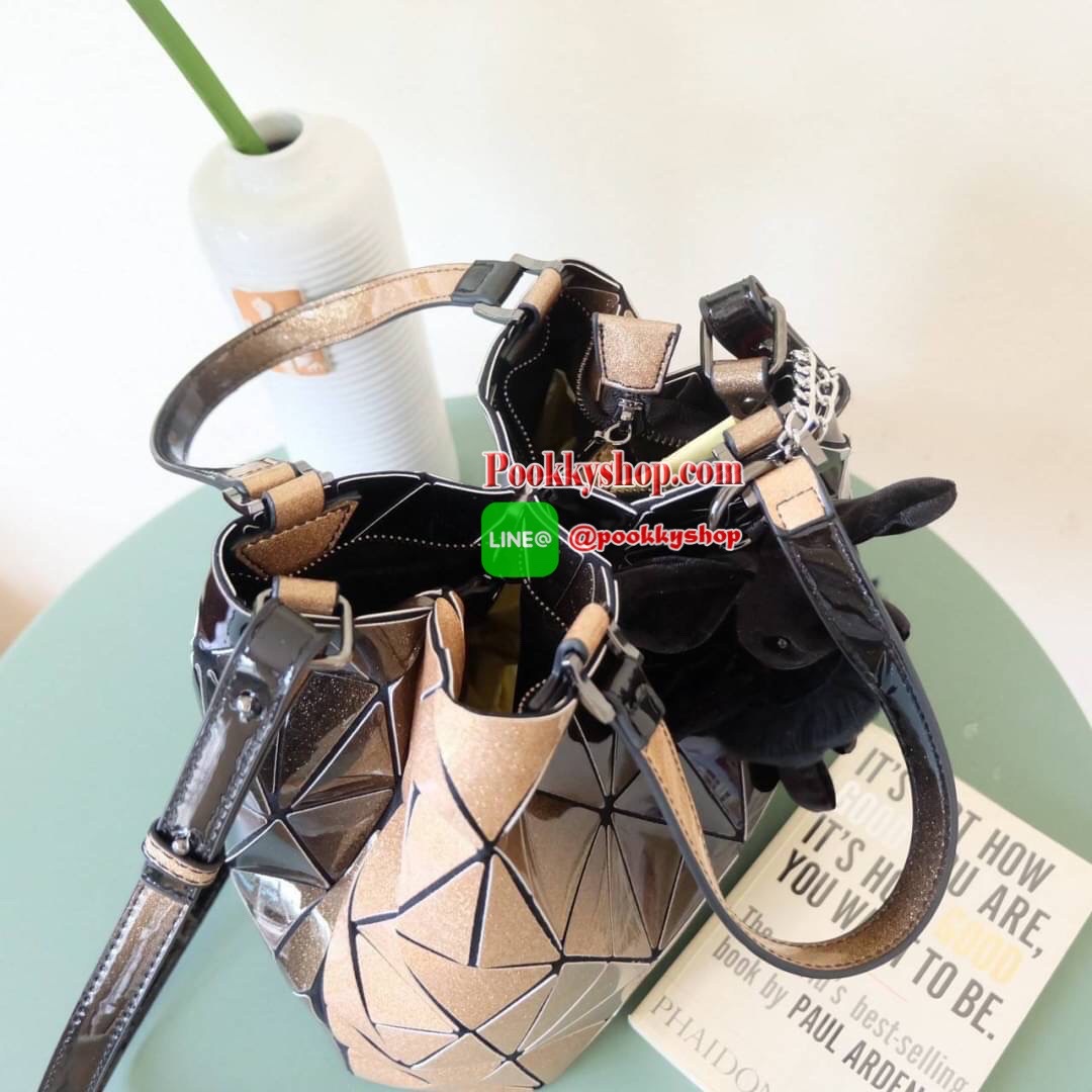 รุ่นขายดีมากๆ หายากมาเพิ่มแล้วค่ะ!! Mix shade colors !! Tone สีใหม่ Black xPeach สี Limited พิเศษที่ สวยไม่ซ้ำใคร แถมยังลาย หายาก ปรับทรงได้ 2 แบบ น่ารักมาก ค่า ( เนื่องจากสีเฟด ดังนั้นแต่ละใบลายสีอาจจะมีความแตกต่างกัน ) แต่ยังคงสวย แน่นอนค่า ฟรีตุ๊กตากระ