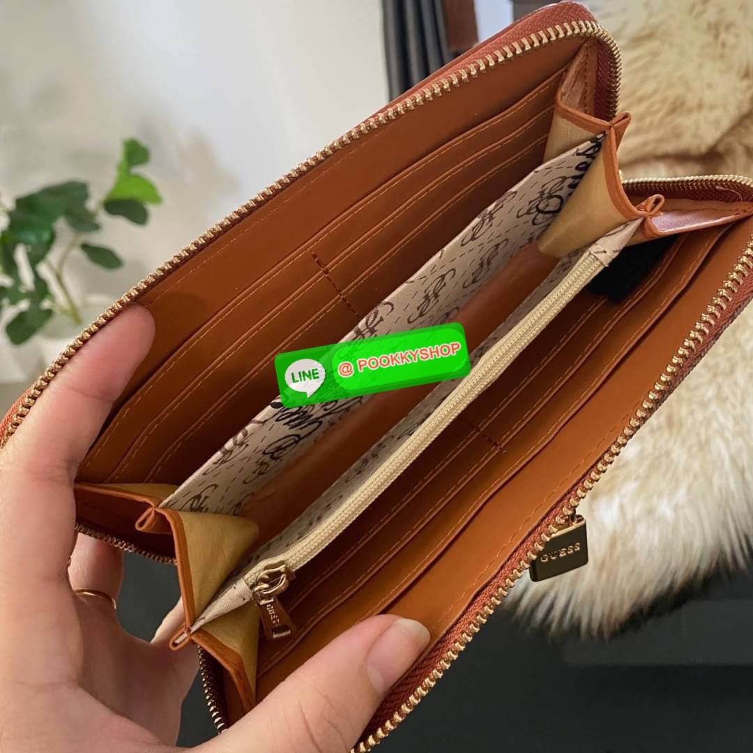 Guess Long Wallet กระเป๋าสตางค์ใบยาวซิปรอบหนังนิ่ม ด้านหน้าโดดเด่นด้วยกุญแจชื่อแบรนด์ รุ่นนี้มีสายคล้องมือมาให้ เพื่อใช้งานง่ายและสะดวกมากยิ่งขึ้น ด้านในมีช่องใส่ธนบัตร ช่องใส่บัตร และช่องซิปใส่เหรียญค่ะ