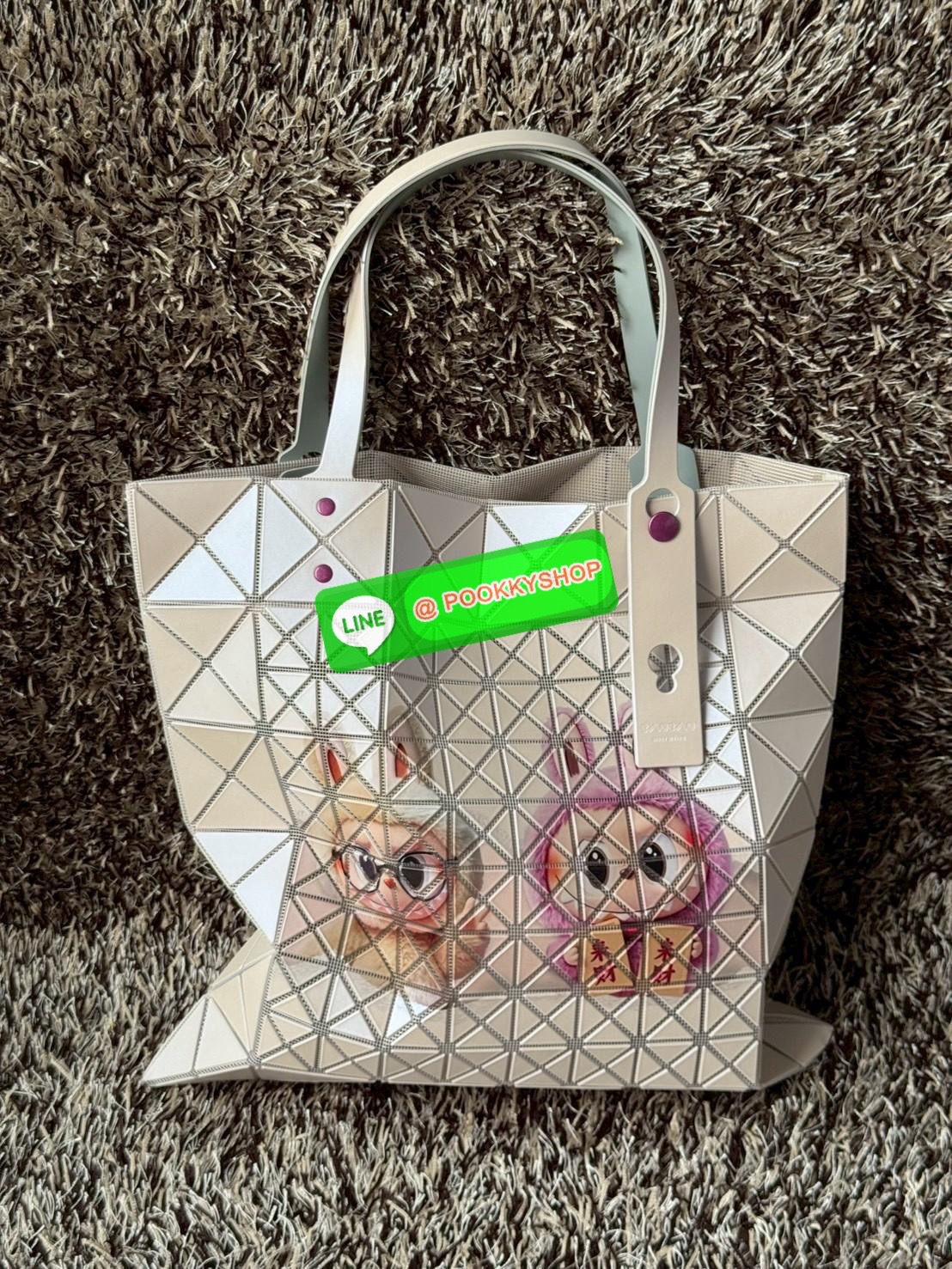 Baobao Issey Miyake x Labubu tote bag อีกหนึ่งซีรีย์สุดลิมิเตทที่น่าสะสม กำลังเป็นกระแสสำหรับ Labubu อาร์ตทอยชื่อดังที่ทุกคนรู้จัก นำมาผสมผสานให้เป็นกระเป๋าทรง tote bag ที่เหมาะกับการใช้งานในชีวิตประจำวัน ด้วยขนาด13นิ้ว ทำให้ใส่สิ่งของได้ครบครัน รวมถึงเอก