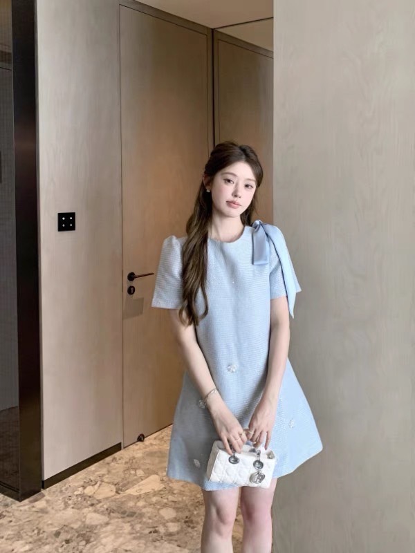 เดรสแฟชั่น เดรสดีไซน์เก๋ ชายกระโปรงด้านหน้า แต่งดอกไม้คริสตัลสวยหรูโดดเด่น