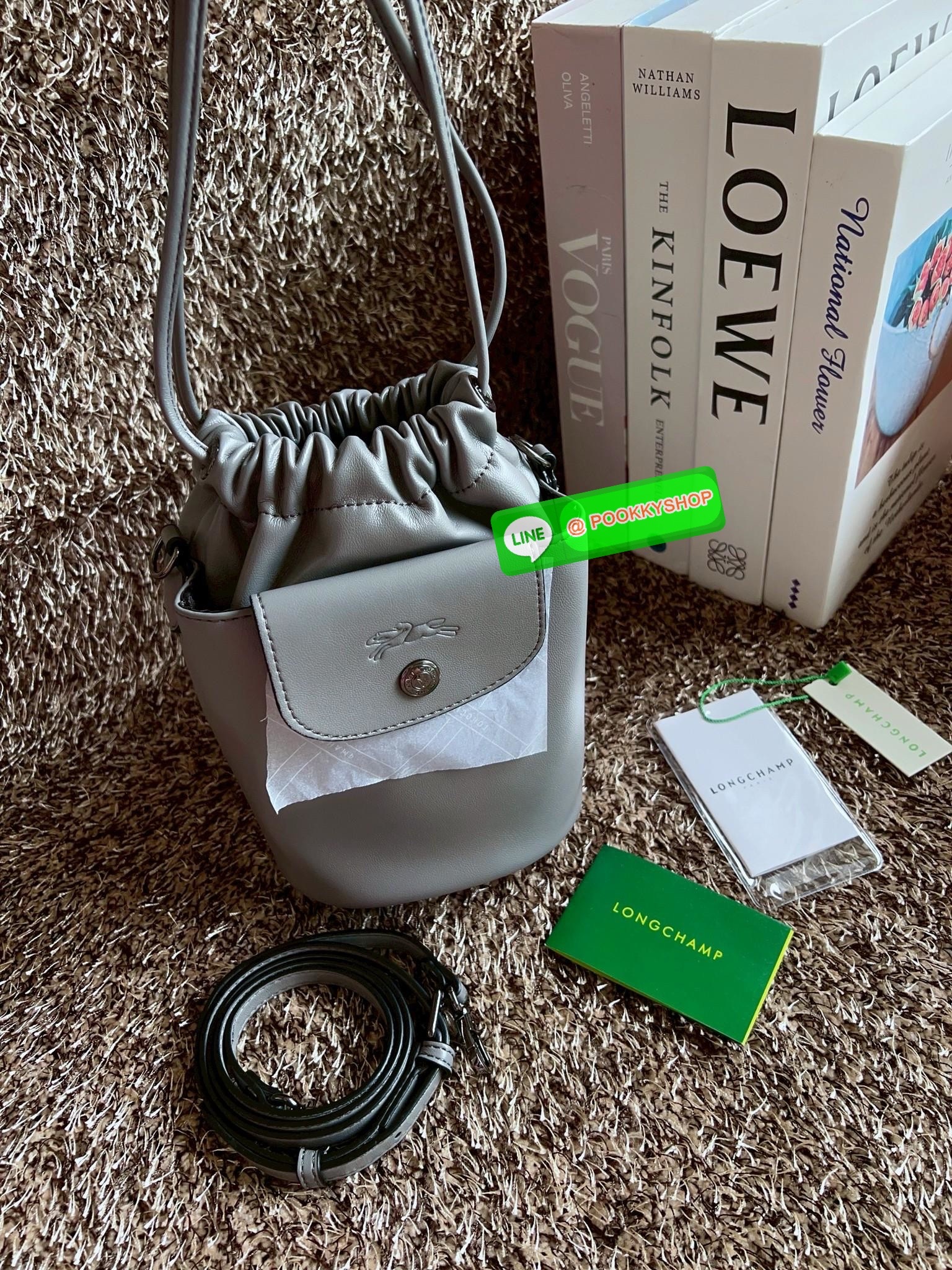 NEW ARRIVAL! LONGCHAMP LE PLIAGE XTRA XS BUCKET BAG ต้องบอกก่อนว่ารุ่นนี้เป็นรุ่นที่ใช้ออกมาแล้วไม่มีคำว่าผิดหวัง ออกแบบมาสวยแบบตัวแม่เลยค่าา 🔖พร้อมส่งทันที! กับกระเป๋าทรงบัคเกต หนังแท้smooth leather อย่างดี ใบกลางเจ้าลำตัวแล้วสวยมากก