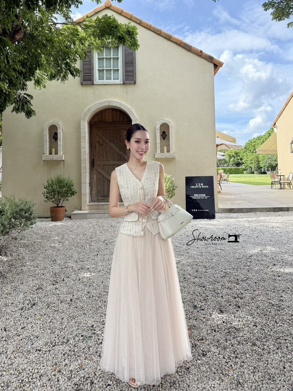 ชุดเซทแฟชั่น เซ็ตเสื้อคอวีแขนกุดผ้าทวีต มาพร้อมกระโปรงผ้ามุ้งยาวดีไซน์เก๋