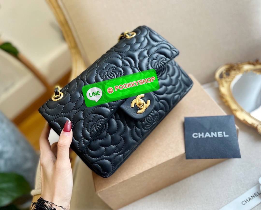 Chanel Camellia flap bag คุณภาพดีตามแบบฉบับของแบรนด์ ขนาดกำลังดี น้ำหนักเบา ด้านหน้ามีโลโก้แบรนด์อะไหล่ทอง มีช่องใส่บัตร ใส่ของจุกจิก เปิดปิดด้วยฝาปิดกระดุม ตัวจริงสวยมากๆถูกใจรีบจองนะคะ ราคาสุดคุ้ม จำนวนจำกัด หายากค่ะ!