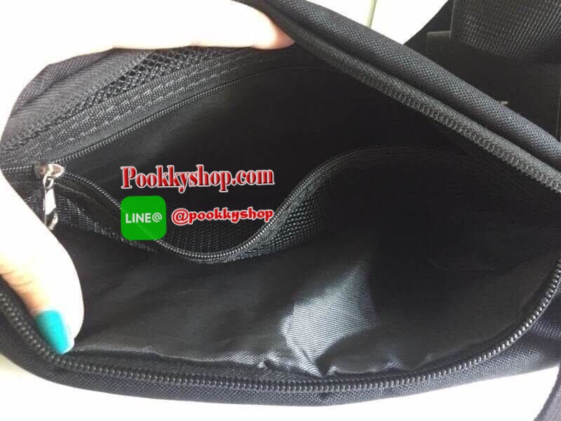Brand : NIKE รุ่น TECH HIP PACK Detail : กระเป๋าขนาดพอเหมาะ คาดเอว สะพายข้าง หิ้วแบบชิวๆ เปิดปิดด้วยซิป 3 ช่อง (2 ช่องใหญ่ 1 ช่องเล็ก) โลโก้ด้านหน้า Nike เด่นชัด ภายในมีช่องใหญ่บนสุด มีช่องซิปเล็ดตาข่ายอีก 1 ช่อง บรรจุของได้จำนวนมาก ช่องเล็กด้านหน้าสามารถ