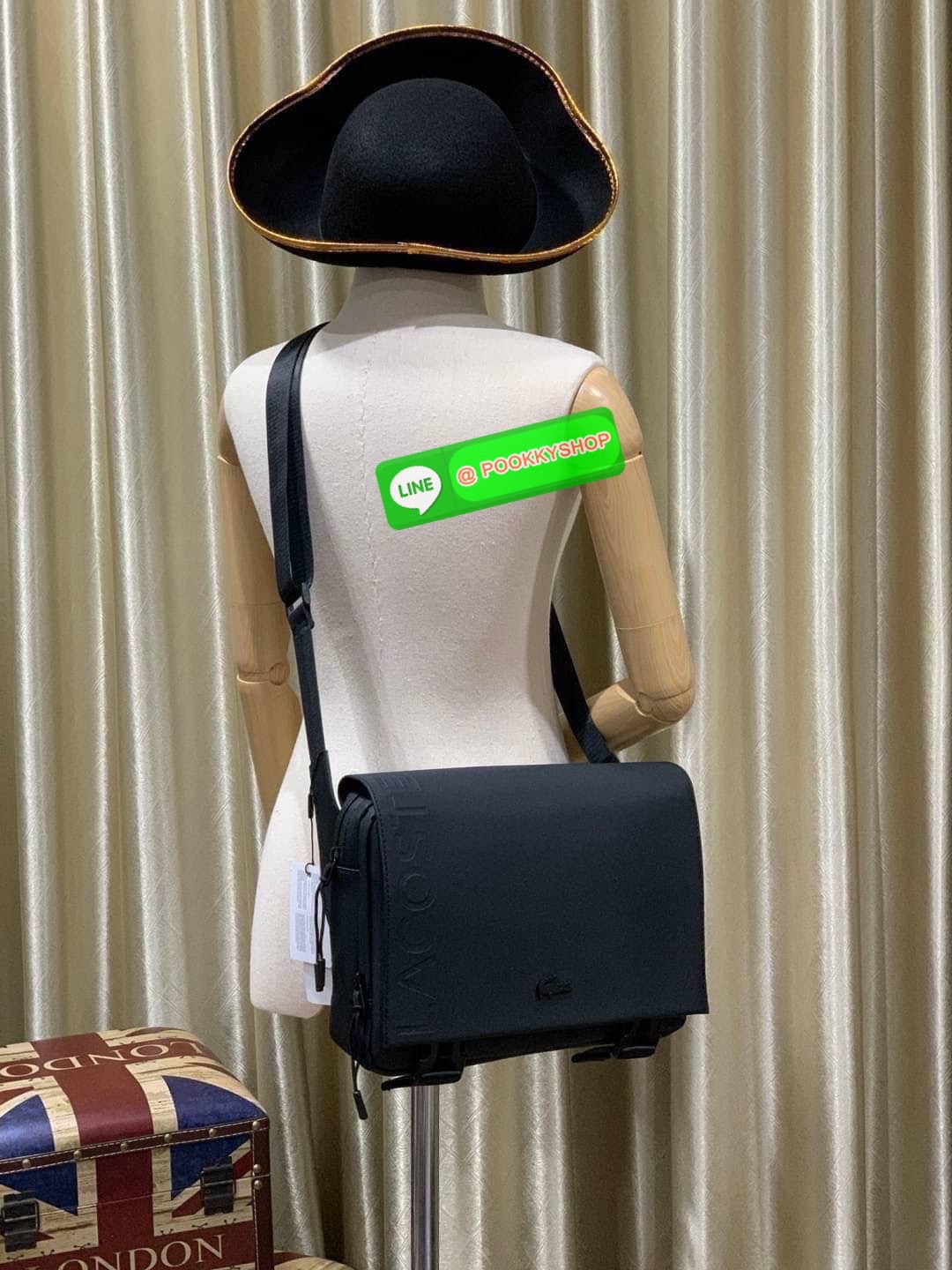 Small Pouch วัสดุ PVC คุณภาพดีตามแบบฉบับแบรนด์ น้ำหนักเบา กันน้ำ ด้านหน้ามีโลโก้เหล็ก ฝาเปิดปิดด้วยคลิปล๊อค 2 ด้าน ช่องหลัก ด้านในมีช่องซิปพร้อมหัวซิปแบรนด์ ใส่กระเป๋าสตางค์ใบยาว ipad มือถือ ของจุกจิกได้เยอะ ด้านหน้ามีช่องใส่ของ 1 ช่องปิดด้วยซิป พร้อมสายส