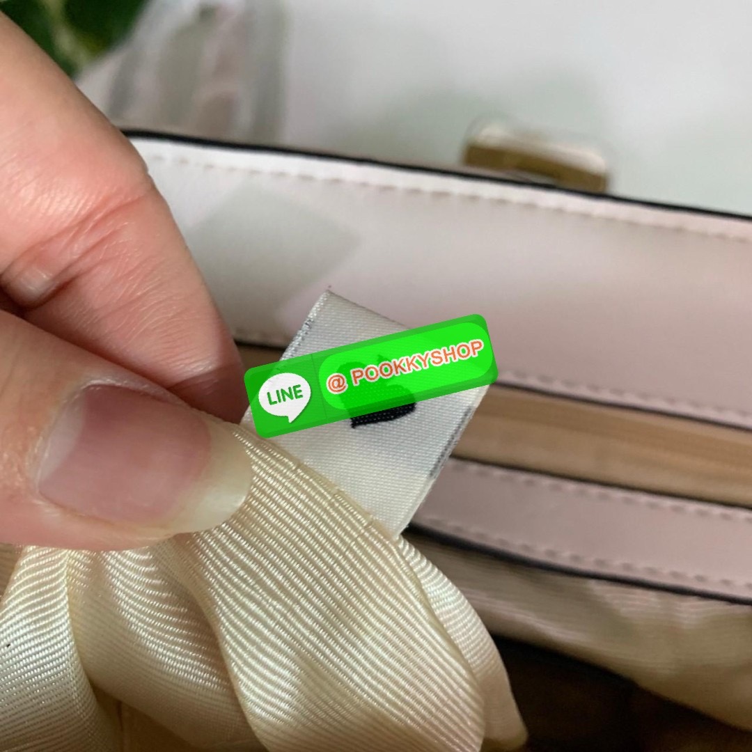 KATE SPADE NEW YORK Evelyn Small Quilted Leather Backpack กระเป๋าเป้สะพายหลังไซต์เล็กสุดคิ้ว หนังนิ่มสุดๆเย็บลวดลายตารางทั้งใบ ด้านหน้าตกแต่งต้วยชื่อแบรนด์ มีช่องเล็ก 1 ช่อง เปิด-ปิดกระเป๋าด้วยตัวล็อค ด้านในตัวกระเป๋าโล่งกว้าง จุของได้เยอะ และมีช่องซิปใส่