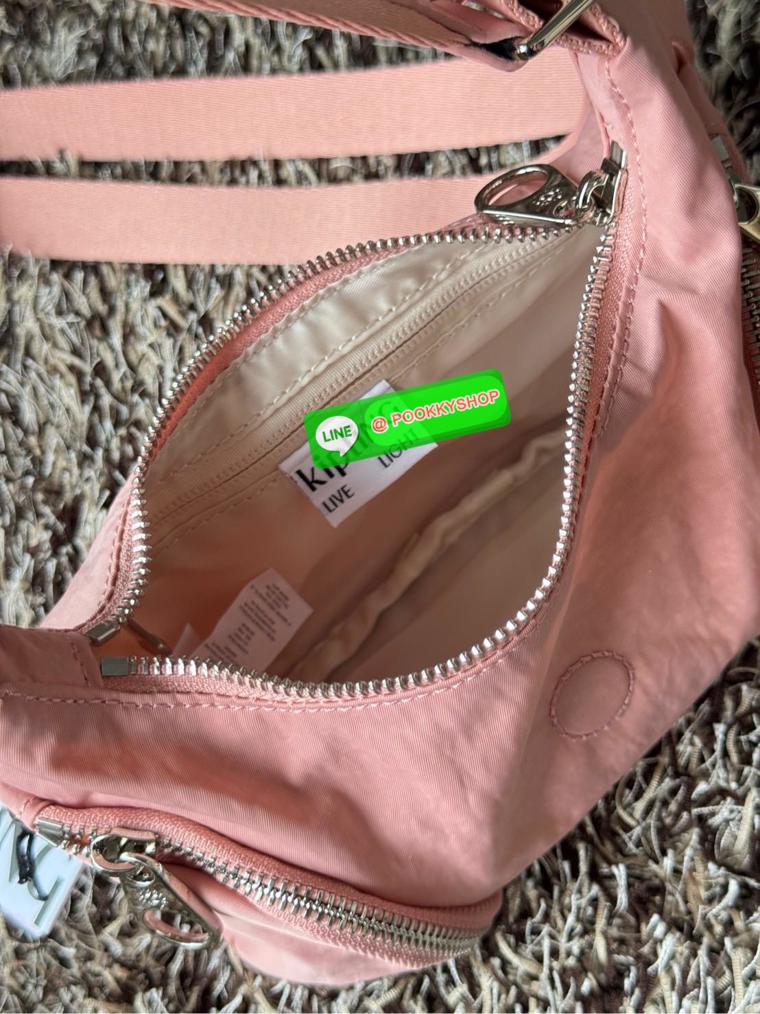 Kipling Syro Shoulder bag กระเป๋าในสไตล์มินิมอล แต่สามารถใส่สิ่งของได้ครบครัน มีทั้งช่องซิปภายในและนอก น้ำหนักเบา มีสายสะพายครอสบอดี้ได้