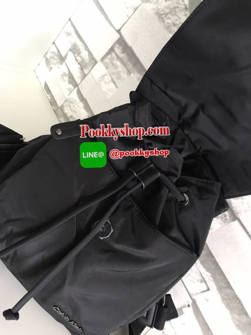 กระเป๋าสะพายหลัง Calvin Klein Backpack เป้ สีดำ พร้อมส่งที่ไทย 2017 กระเป๋าหนังสลับไนล่อน สุด chic มาพร้อมป้ายยี่ห้อ metal สีเงิน ตัดสีดำ อย่างโดดเด่น ข้างหลังมีซิปเปิดปิดได้ค่ะ ช่องกระเป๋าปกติใช้สายรูด แบบขนมจีบ ล็อคด้วยกระดุมเป๊ก สะดวกสบายและจุของได้เย