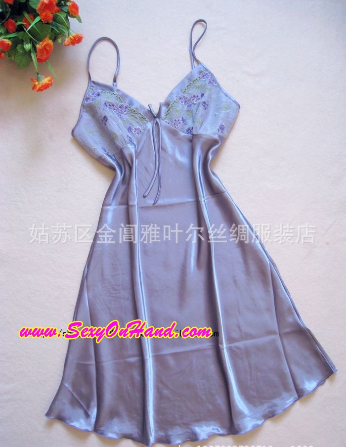 ชุดนอน ผ้าไหม สีม่วง ปักลูกไม้อก สีม่วงเขียว แบบชุดสวยหรู คลาสสิคมากๆเลยคะ เนื้อผ้านุ่มลื่น มัน สวมใส่เย็นสบายคร่าา งานตัดเย็บพรีเมี่ยม เนื้อผ้า AAA คร่าา