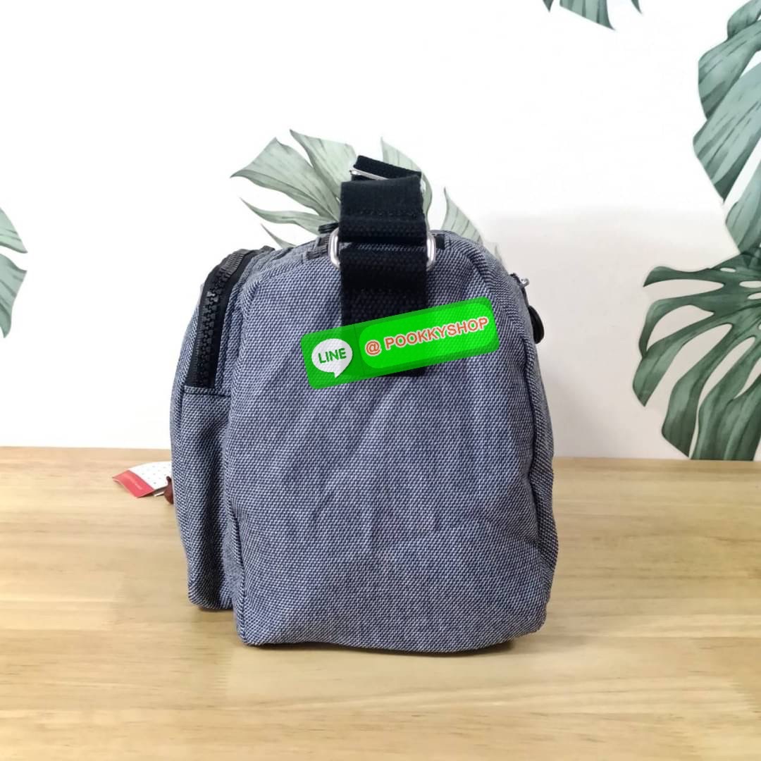 KIPLING RETH CROSSBODY BAG ซับในตาราง วัสดุ Nylon+polyester กระเป๋าสะพายข้างหรือ สะพาย Crossbody ได้ ช่องหน้าเปิด-ปิด ด้วยซิป พร้อมช่องแยกบ่อยด้านข้าง ช่องหลัก 2 ช่อง ด้านในโล่งกว้าง สามารถจุสัมภาระได้เยอะ พร้อมช่องซิปหลัง สายสะพายปรับระดับสั้น-ยาว ได้ fr