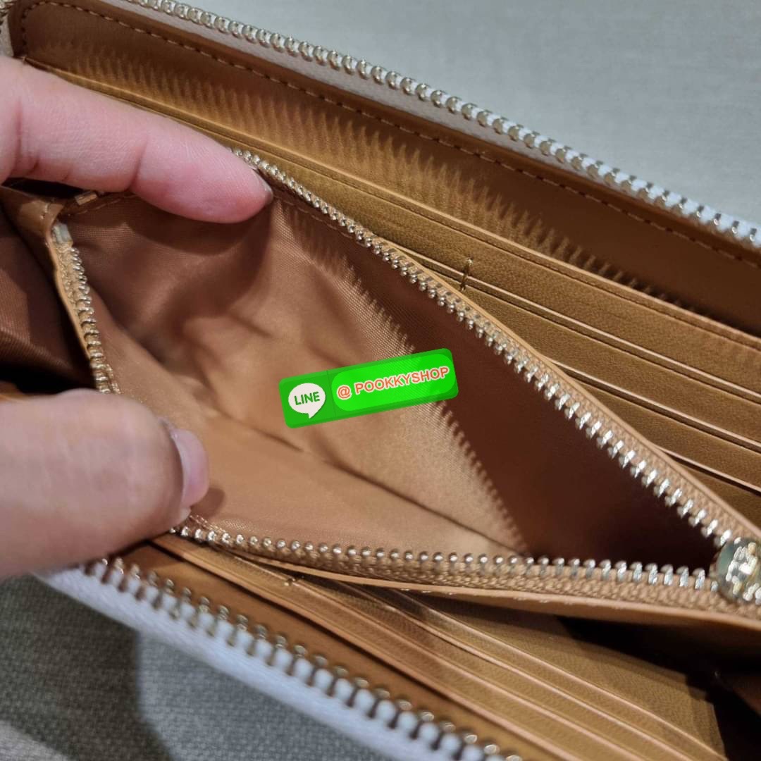 COACH 28444 ACCORDION ZIP WALLET WITH FLORAL BOW PRINT กระเป๋าสตางค์ใบยาว ลวดลายดอกไม้สุดฮิต คอลเลคชั่นที่ขายดีขายได้ตลอดกาล วัสดุหนัง pepble สวยคม เปิด-ปิดด้วยซิปรอบ รูดใช้งานง่าย ใส่มือถือได้ ใส่บัตร ใส่ธนบัตรได้สบายๆ สวยเกินราคาแบบนี้ สาวๆห้ามพลาดน้า!!