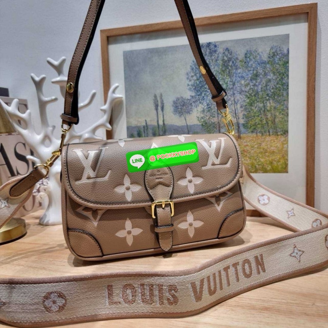 LV diane monogram empreinte bag 🔆 Details กระเป๋ามัลติฟังก์ชั่นสุดคุ้มจากเคาน์เตอร์ dutyfree ที่ดีไซน์ออกมาได้น่ารักน่าใช้มากๆ มีสายมาให้ถึง 2 แบบ สายหนังคล้องไหล่ได้ ปรับสะพายข้างได้ และสายสปอร์ตครอสบอดี้ได้ สวยลูกคุณหนูมากๆ ปรับเปลี่ยนใช้ตามลุคแ