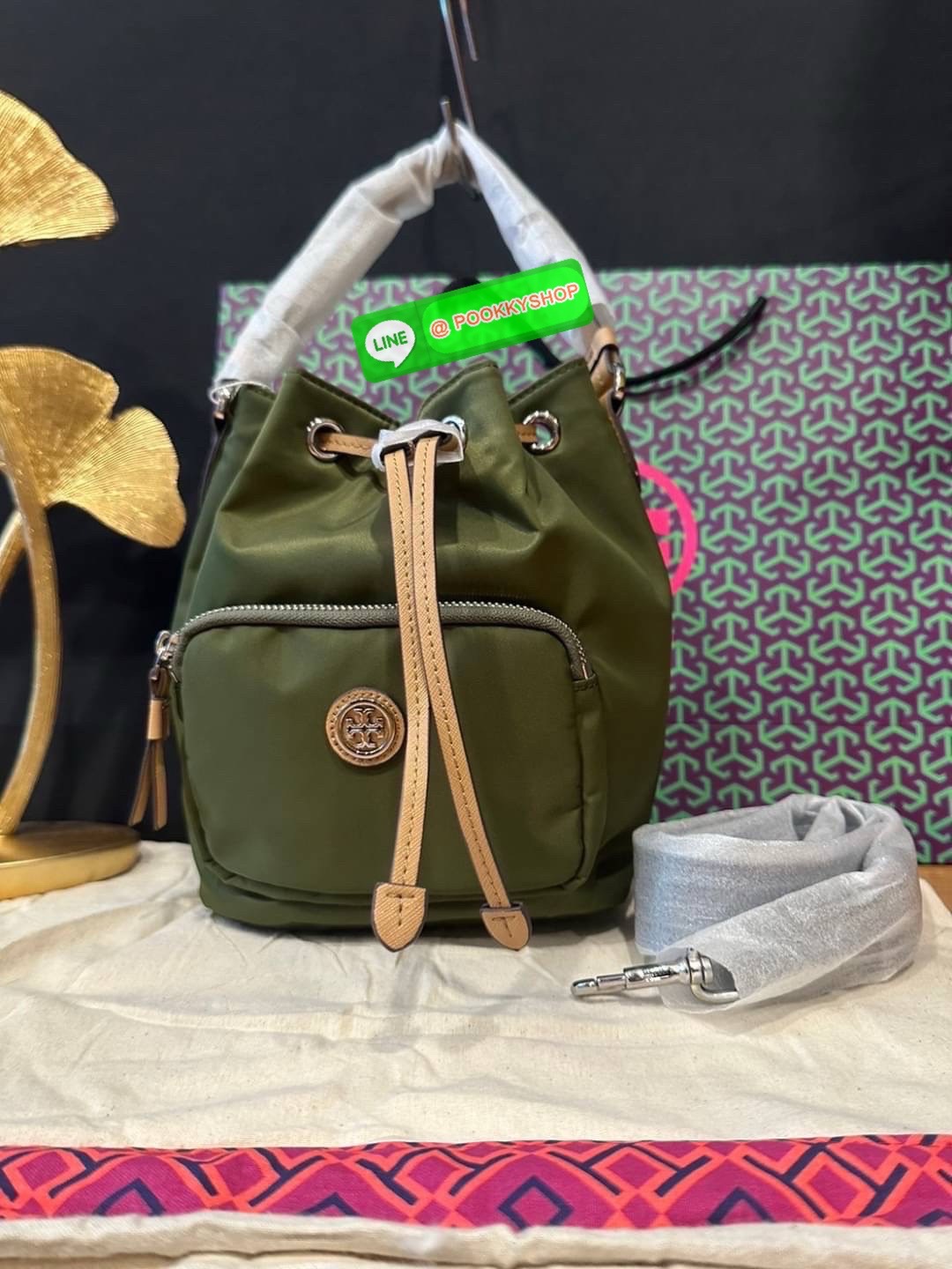 “🖤 Tory Burch Logo-Plaque Bucket Bag – ดีไซน์เรียบเท่ ถือได้ สะพายได้ ครบทั้งความจุและความชิค ✨ วัสดุ ไนลอน แต่งหนัง เบา จุของดี เหมาะกับวันทำงาน หรือวันสบาย ๆ ขนาด 8.5 นิ้ว | สภาพ ใหม่ 100% พร้อมส่ง