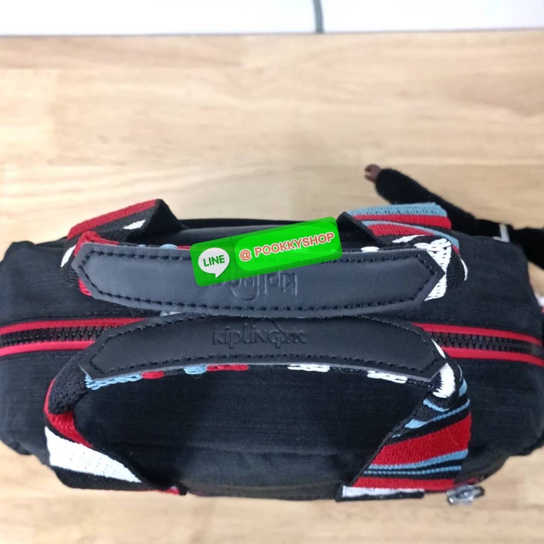 Kipling Dome K1006 Handbag กระเป๋าถือหรือสะพาย วัสดุ Polyester 100% รุ่นใหม่ มีให้เลือกทั้งแบบเรียบ และ ลายน่ารัก มีช่องแยกด้านหน้า 2 ช่อง ช่องหลักโล่งกว้าง พร้อมช่อง pocket แยก 2 ช่อง ใช้งานได้ครบครัน สามารถสตางค์ใบยาวได้ ขนาดกำลังดี จะใช้ทำงาน ไปเรียน ห