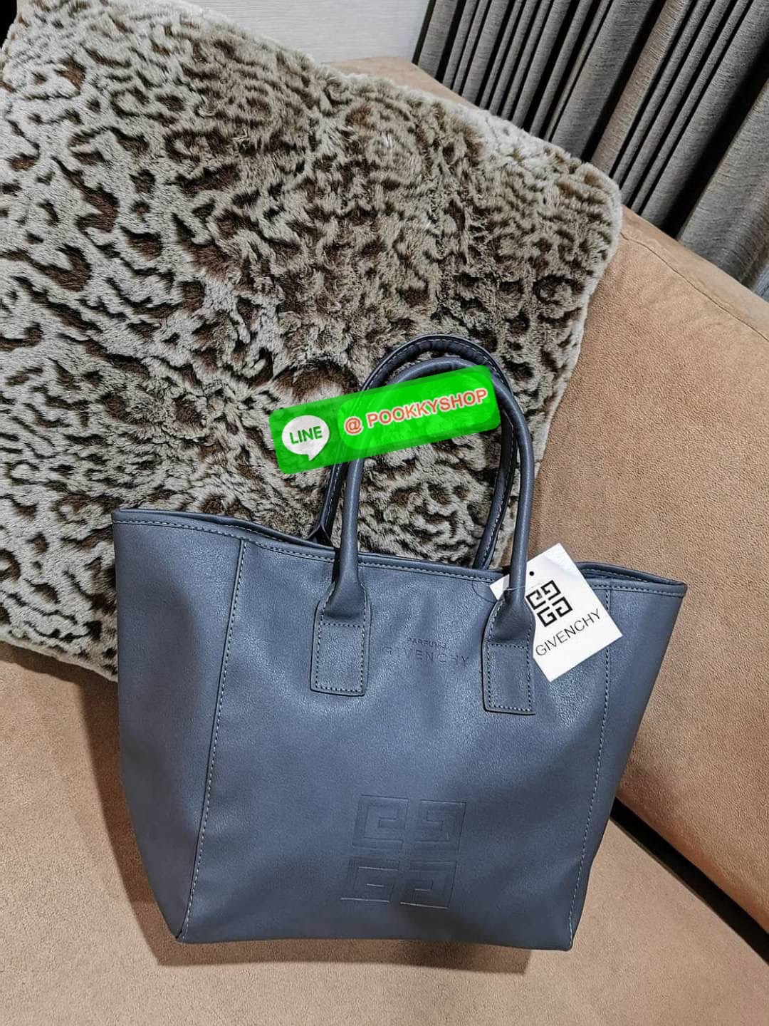 Best Seller! Givenchy Black Soft Leather Shoulder Handbags (Limited edition) กระเป๋าถือหรือสะพายพรีเมี่ยมของเเท้จาก "Givenchy Perfume Counter" วัสดุหนังนิ่มเรียบสีดำด้านหน้าปั้มโลโก้แบรนด์ GV ภายใน Polyester 100% สีดำสกรีนโลโก้สวยดูดี เปิดปิดด้ว