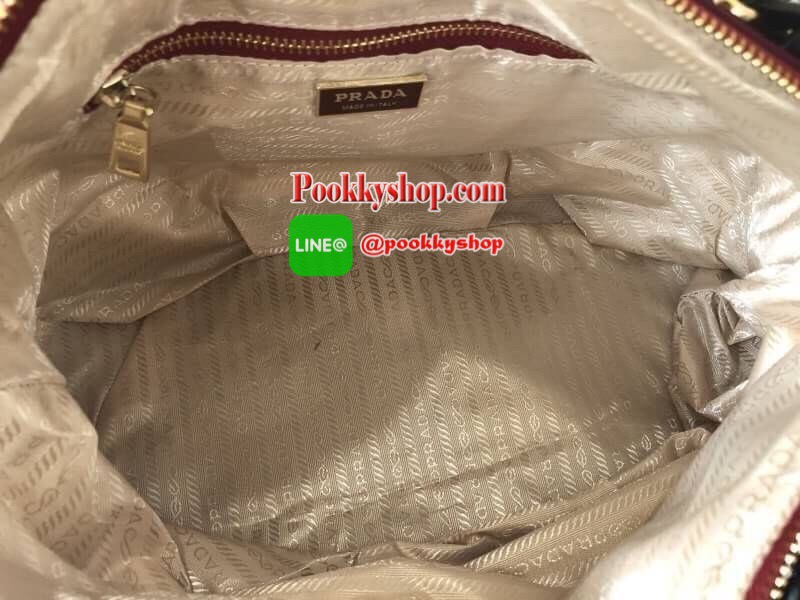 PRADA NYLON BAG WITH ZIP กระเป๋าถือหรือสะพายพรีเมี่ยมกิ้ฟจากเคาน์เตอร์แบรนด์ Limited edition วัสดุ Nylon เนื้อหนาคุณภาพดีตามแบบฉบับแบรนด์ด้านหน้าประดับโลโก้หรู เปิดปิดด้วยซิป ภายใน Polyester 100% มีโลโก้ ช่องซิปจุมากค่ะ สามารถใส่เอกสาร A4 ipad ของใช้ได้เย