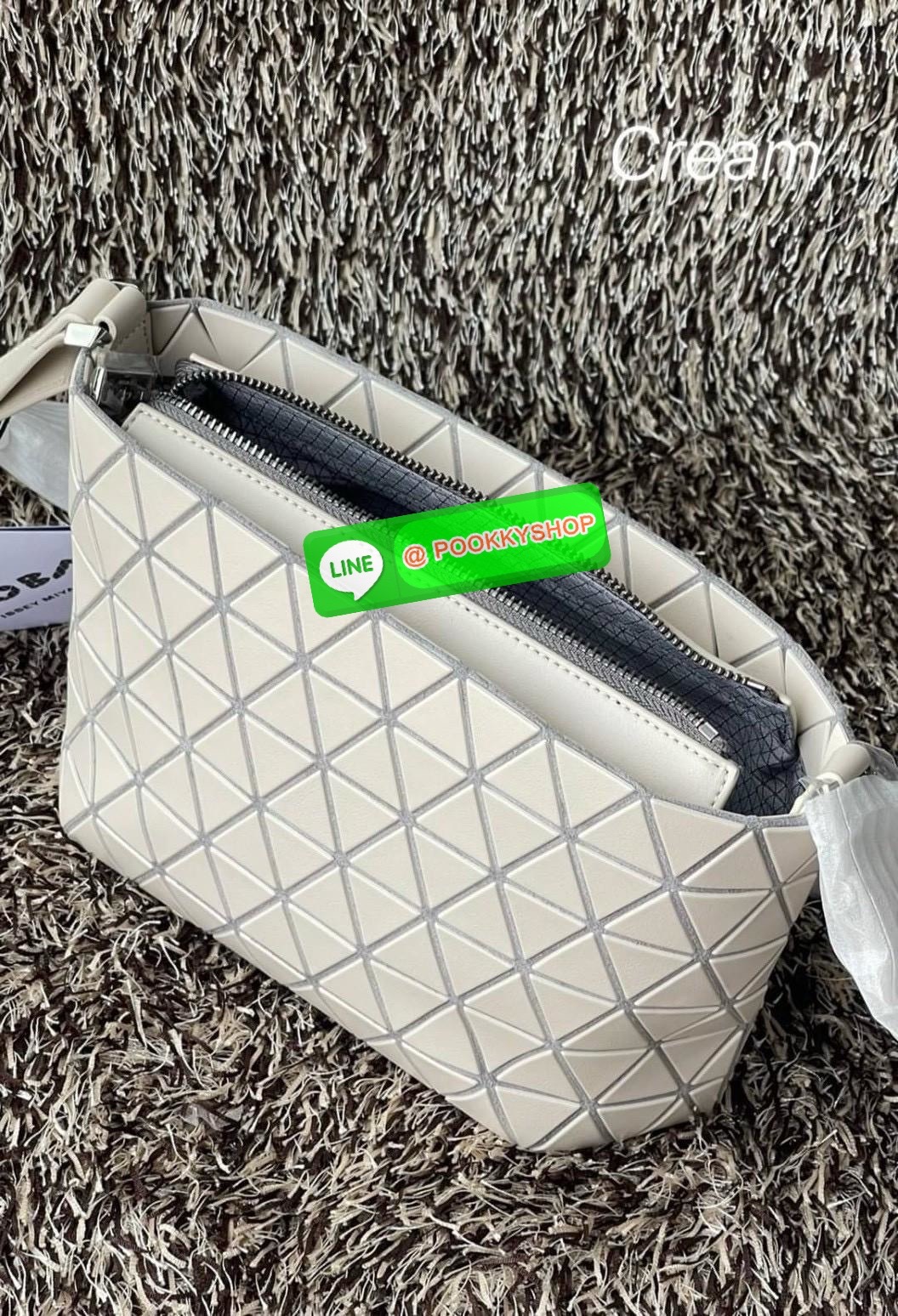 💕 BAO BAO ISSEY MIYAKE Crystal Shoulder Bag งานดีไซน์ที่ดูเรียบง่ายทั้งรูปแบบการใช้งาน มีช่องเปิดปิดแบบซิปเพื่อให้คุณพกพาของมีค่าได้อย่างสบายใจป้องกันสิ่งของตกหล่น ทั้งตัวเพลตสามเหลี่ยมและสายกระเป๋าหนัง สวยแบบคูลๆ ทั้งยังดูแลรักษาง่าย น้ำหนักเบา เ