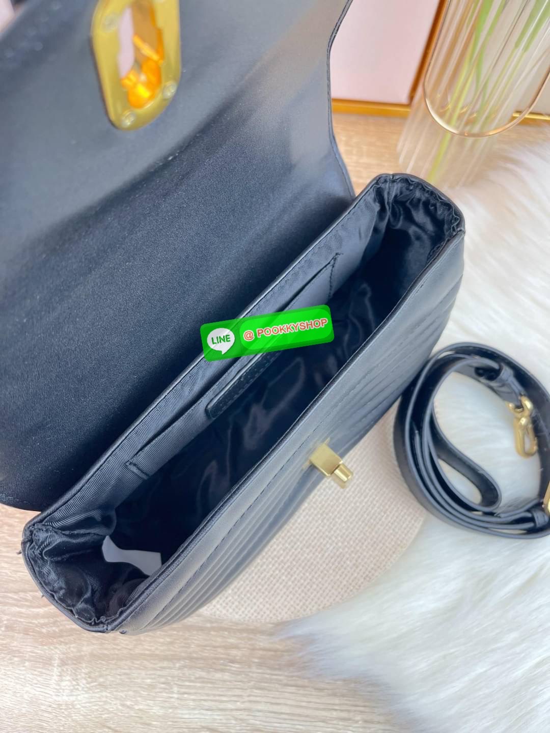 Charles & Keith Aubrielle Chain-Handle Panelled Crossbody Bag กระเป๋าสะพายข้างดีไซน์คลาสสิกขนาดกำลังพอเหมาะ ตัวกระเป๋าทำtextureลายนูนที่ด้านหน้าเพิ่มความโดดเด่น มาพร้อมสายสะพายโซ่สีทองหรูหราแบบคล้องแขน/คล้องไหล่และยังมีสายหนังสะพายยาวแบบปรับและถอดสายได้ ต