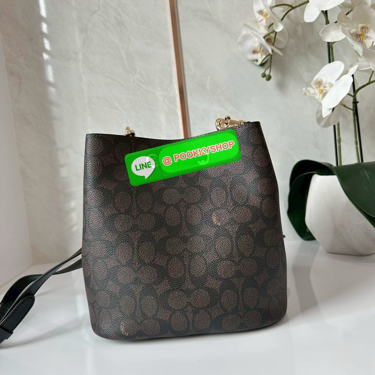 Coach Roan Bucket Bag Signature Canvas CBH07 กระเป๋าทรงบัคเก็ตใบเก๋ ดีไซน์คลาสสิก ลายซิกเนเจอร์สุดฮิต ใส่ได้ทุกโอกาส มาพร้อมสายสะพายปรับได้ ถอดได้ ใช้งานได้ทั้งสะพายไหล่ / crossbody / handheld