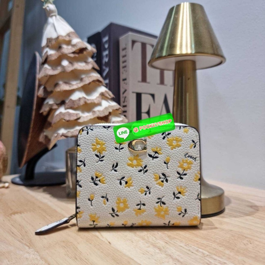 COACH CJ372 BILLFOLD WALLET WITH FLORAL PRINT 🔅 Detail ใหม่ล่าสุด กระเป๋าสตางค์ใบเล็กที่ไม่เล็กเหมือนชื่อ ขนาดกำลังเหมาะมือ ดีไซน์น่ารักอีกแล้วจ้า มันน่ารักน่าใช้มาก โดดเด่นด้วยลวดลายดอกไม้ คละเต็มใบ เปิด-ปิดด้วยกระดุม ภายในมีช่องใส่บัตร และใส่ธนบ