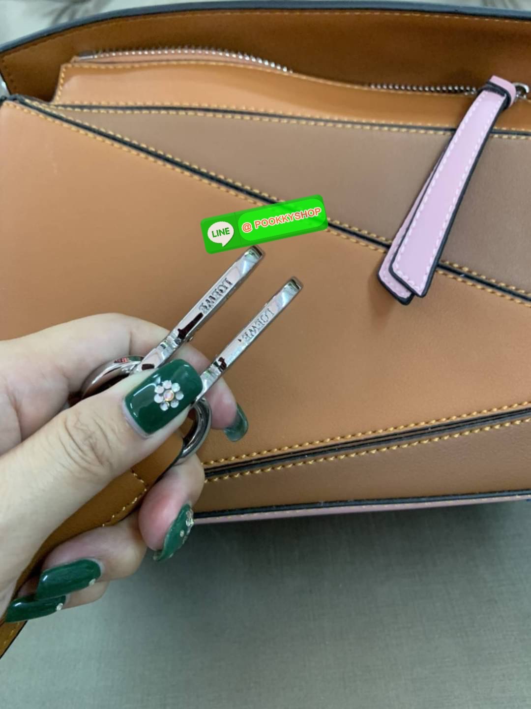 NEW IN! LOEWE CROSSBODY BAG VIP GIFT WITH PURCHASE (GWP) กระเป๋าถือหรือสะพาย Limited Edition จาก LOEWE PERFUME DUTYFREE COUNTER วัสดุ Leather Calfski หนังแท้ (หนังวัว) งานสวยตั้งอยู่ทรง สีสันสดใสทูโน ขนาดกำลังดี น้ำหนักเบา อะไหล่เงิน