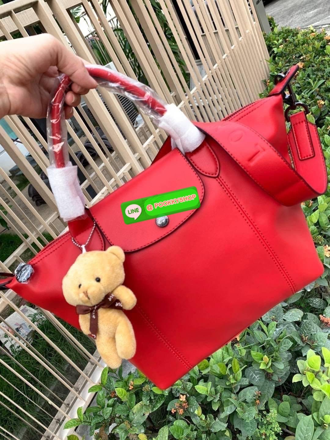Longchamp LE PLIAGE CUIR TOP HANDLE BAG S เรียกว่าเป็นกระเป๋าอีกหนึ่งรุ่นที่ไม่ว่ายังไงก็ฮอตฮิตและติดเทรนด์ตลอดไม่เคยเปลี่ยนกับ ทรง Le Pliage Cuir หนึ่งในตระกูลกระเป๋าสุดไอคอนิกจากแบรนด์ เมื่อรุ่น Le Pliage Cuir ในรูปแบบของหนังแกะ Metis ได้ถือกำเนิดขึ้นใน